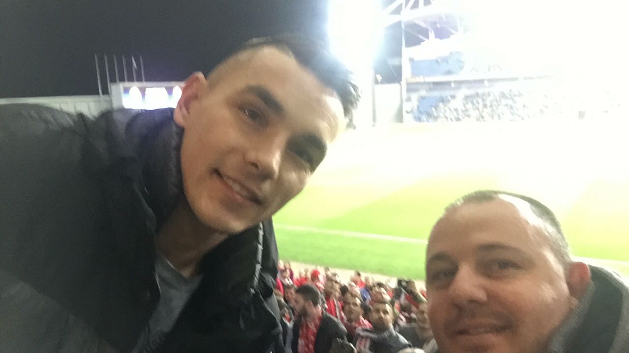 האוהד קובי אזורה ושחקן העבר אובידיו הובאן. התקבל בברכה ביציע (צילום: באדיבות אבי שי)